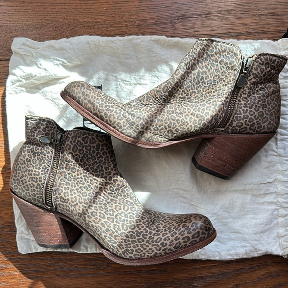 LIBERTY BLACK Leopard Leather Booties - Size 8.5 - Picture 5 of 8